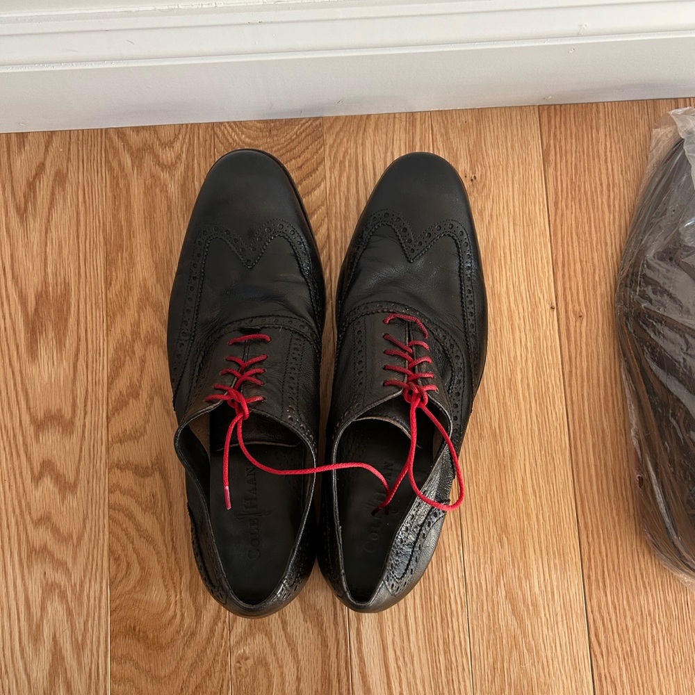 Men's Black Oxford Shoes with Red Laces